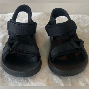 Black water friendly sandals